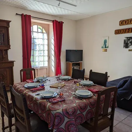 Avec 3 Chambres, Jardin Privatif, 12 Velos, Proche De Cognac - Fr-1-653-205 *