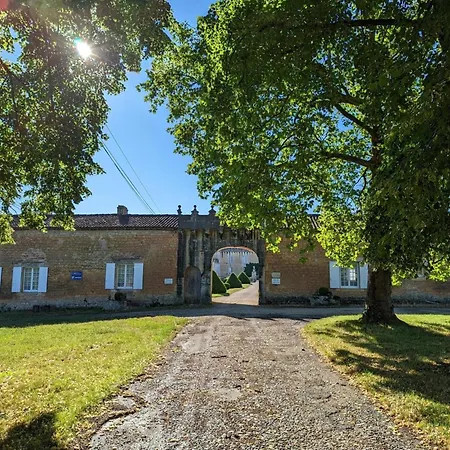 Dom wakacyjny De Charme Pres De Cognac Avec Velos Et Jardin - Fr-1-653-205 *