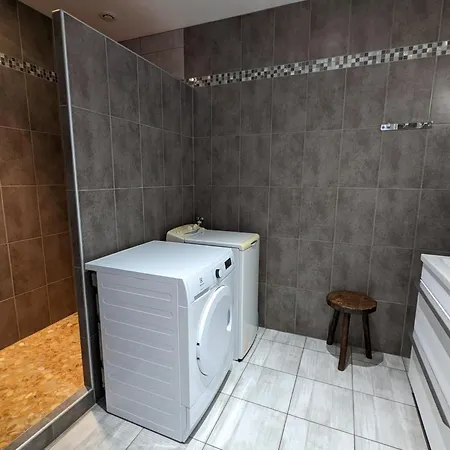 Avec 3 Chambres, Jardin Privatif, 12 Velos, Proche De Cognac - Fr-1-653-205 *